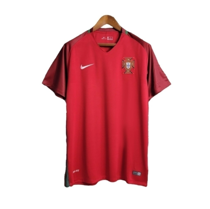 CAMISA RETRÔ SELEÇÃO DE PORTUGAL I 16 - TORCEDOR - NIKE - VERMELHO COM DETALHES EM VERDE - MASCULINO