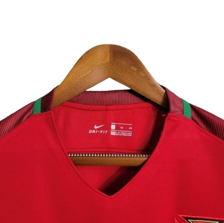 CAMISA RETRÔ SELEÇÃO DE PORTUGAL I 16 - TORCEDOR - NIKE - VERMELHO COM DETALHES EM VERDE - MASCULINO