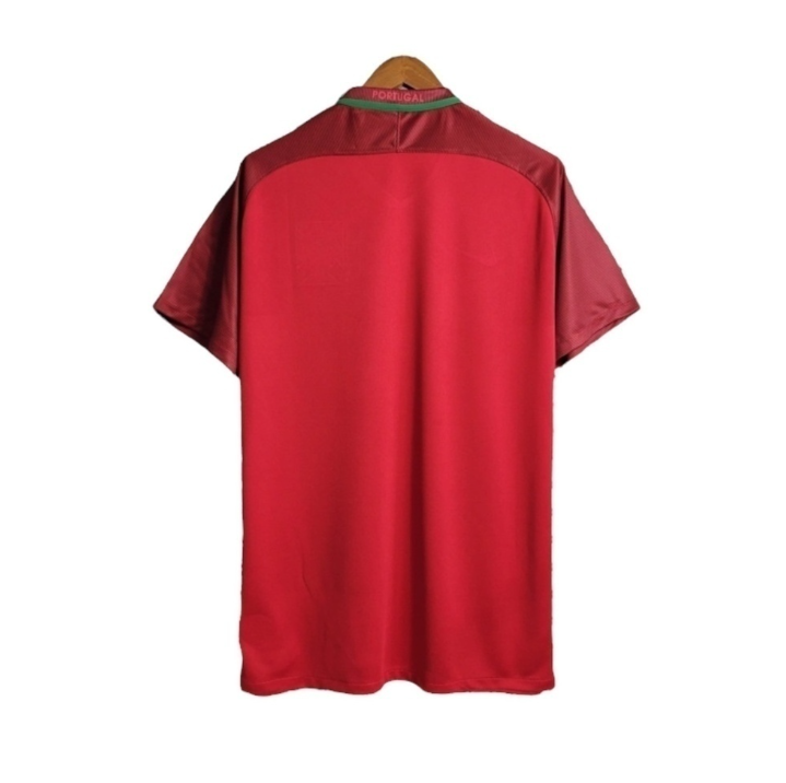 CAMISA RETRÔ SELEÇÃO DE PORTUGAL I 16 - TORCEDOR - NIKE - VERMELHO COM DETALHES EM VERDE - MASCULINO
