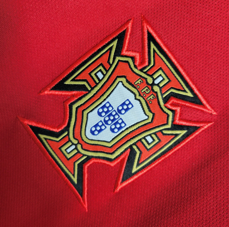 CAMISA RETRÔ SELEÇÃO DE PORTUGAL I 16 - TORCEDOR - NIKE - VERMELHO COM DETALHES EM VERDE - MASCULINO