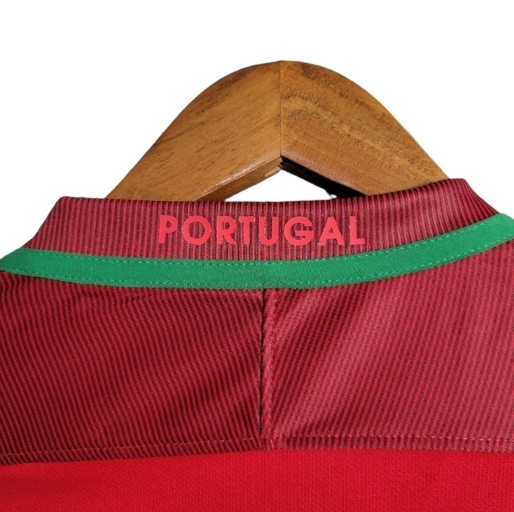 CAMISA RETRÔ SELEÇÃO DE PORTUGAL I 16 - TORCEDOR - NIKE - VERMELHO COM DETALHES EM VERDE - MASCULINO