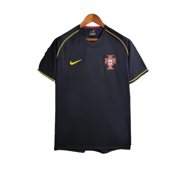 CAMISA RETRÔ SELEÇÃO DE PORTUGAL II 06 - TORCEDOR - NIKE - PRETO COM DETALHES EM AMARELO - MASCULINO