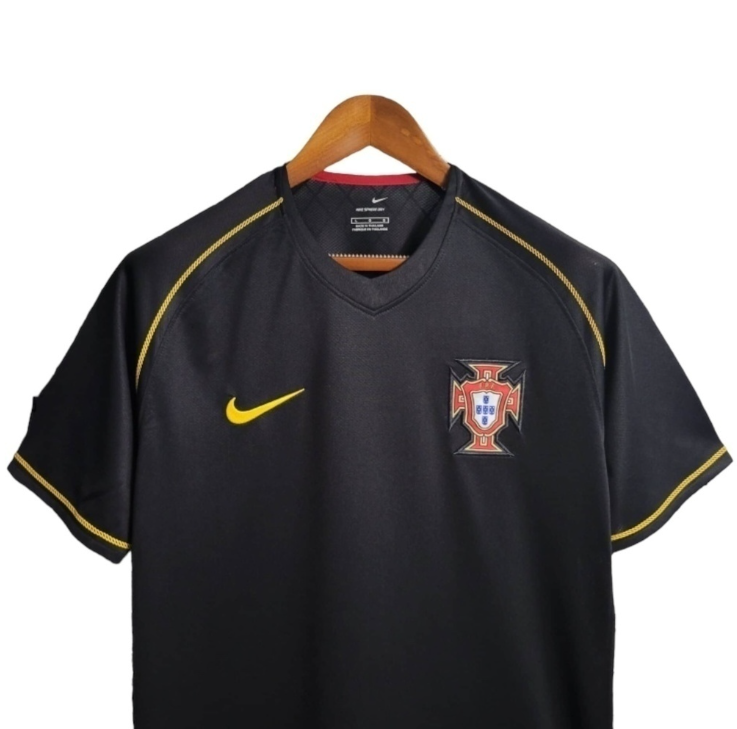 CAMISA RETRÔ SELEÇÃO DE PORTUGAL II 06 - TORCEDOR - NIKE - PRETO COM DETALHES EM AMARELO - MASCULINO