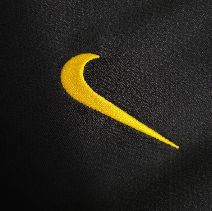 CAMISA RETRÔ SELEÇÃO DE PORTUGAL II 06 - TORCEDOR - NIKE - PRETO COM DETALHES EM AMARELO - MASCULINO