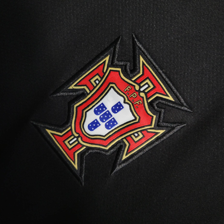 CAMISA RETRÔ SELEÇÃO DE PORTUGAL II 06 - TORCEDOR - NIKE - PRETO COM DETALHES EM AMARELO - MASCULINO