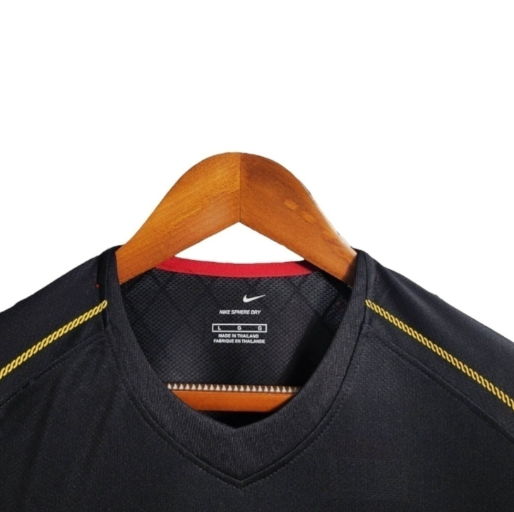 CAMISA RETRÔ SELEÇÃO DE PORTUGAL II 06 - TORCEDOR - NIKE - PRETO COM DETALHES EM AMARELO - MASCULINO