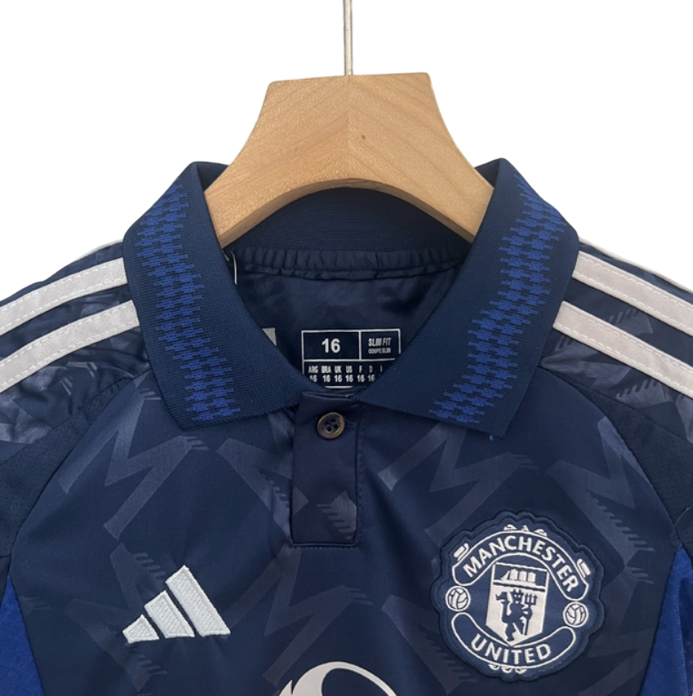KIT INFANTIL MANCHESTER UNITED AWAY 24/25 - AZUL - ADIDAS - UNISSEX