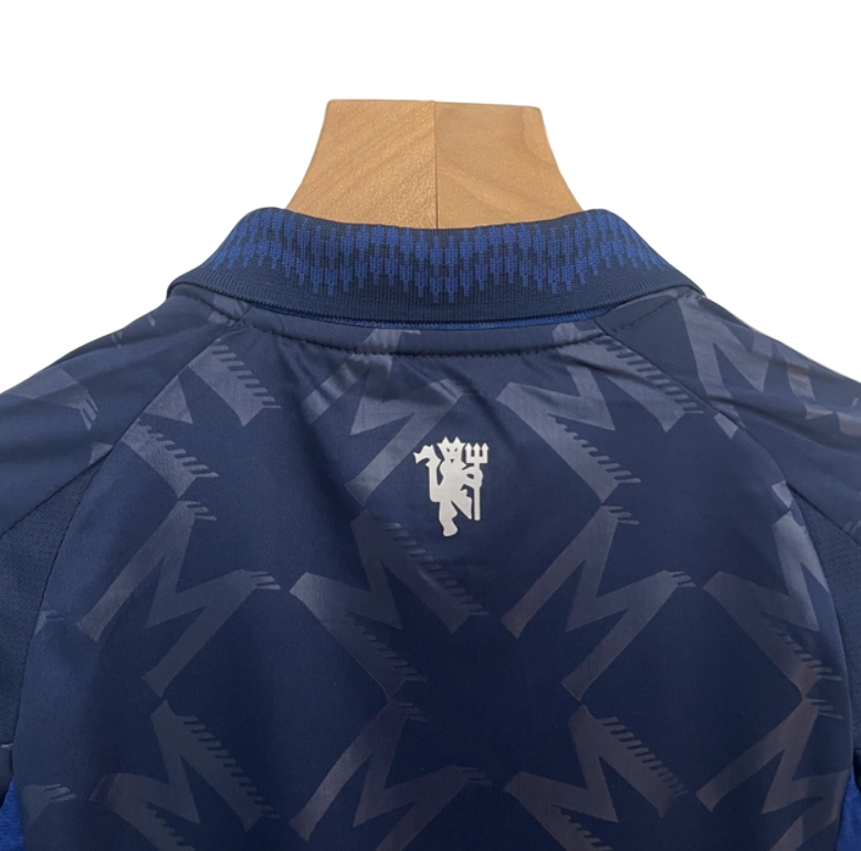 KIT INFANTIL MANCHESTER UNITED AWAY 24/25 - AZUL - ADIDAS - UNISSEX